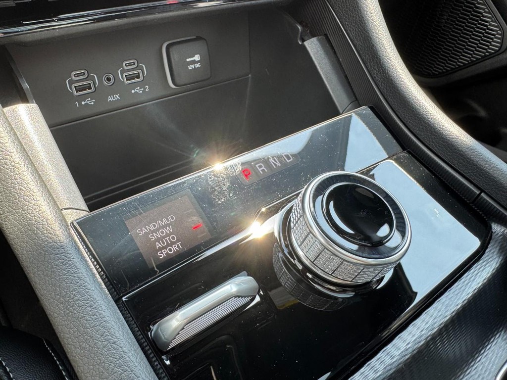 Jeep Grand Cherokee L Vehicle Full-screen Gallery Image 14