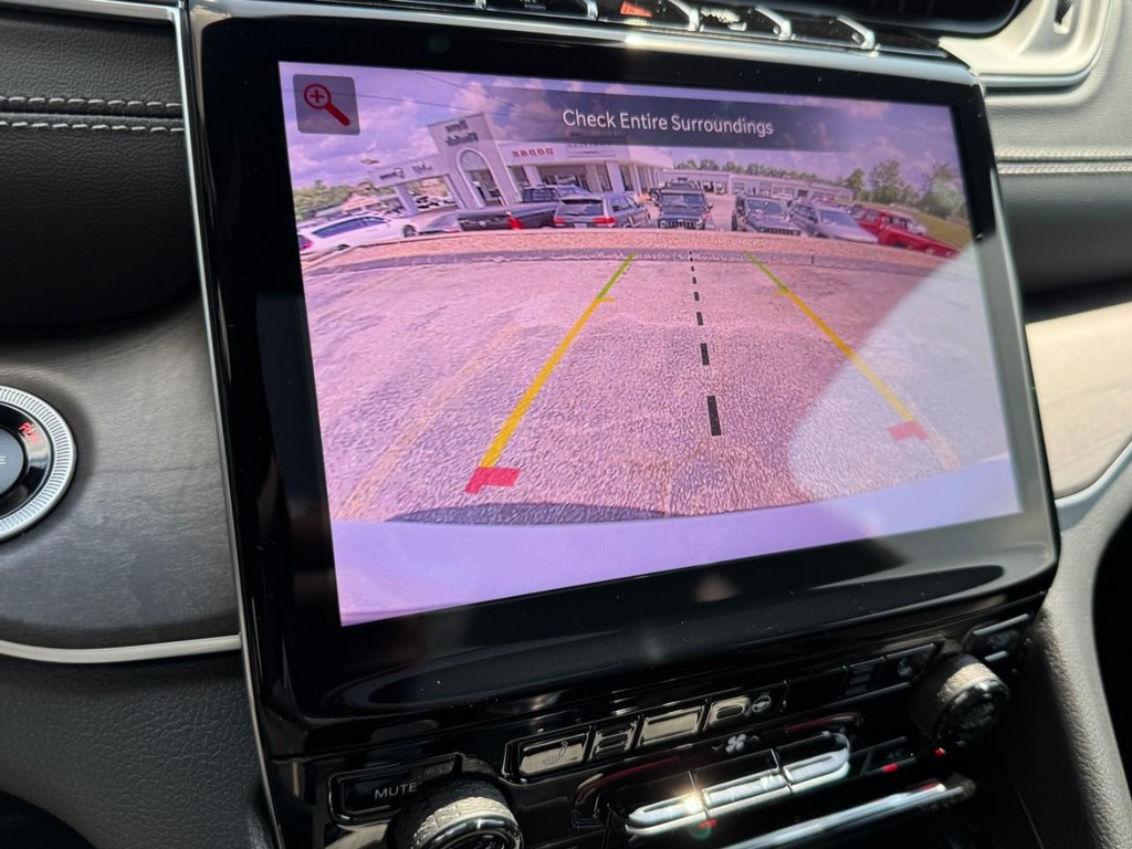 Jeep Grand Cherokee L Vehicle Full-screen Gallery Image 16