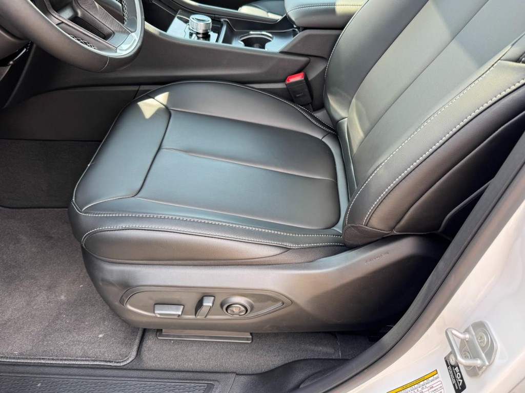 Jeep Grand Cherokee L Vehicle Full-screen Gallery Image 17