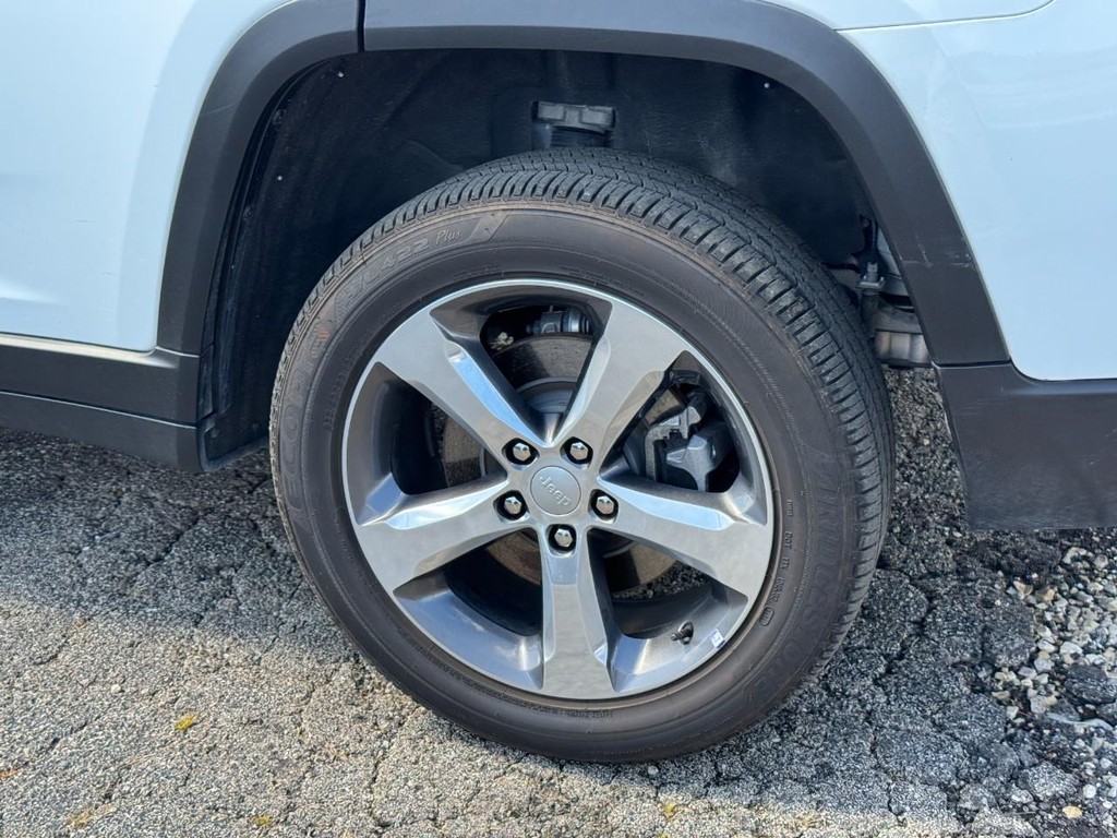 Jeep Grand Cherokee L Vehicle Full-screen Gallery Image 05