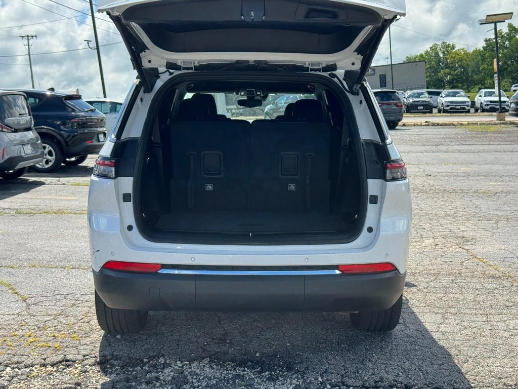 Jeep Grand Cherokee L Vehicle Full-screen Gallery Image 08