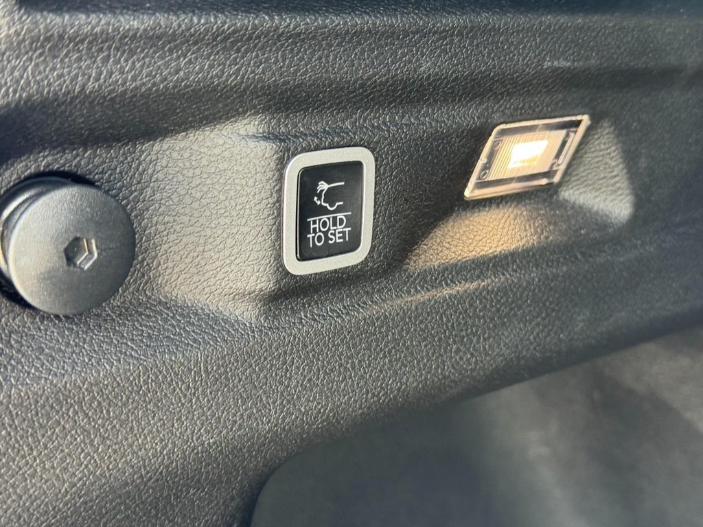 Jeep Grand Cherokee L Vehicle Full-screen Gallery Image 09