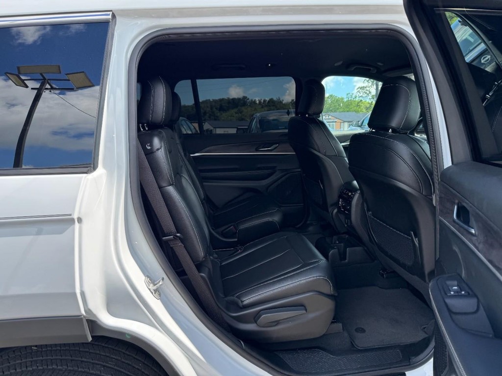 Jeep Grand Cherokee L Vehicle Full-screen Gallery Image 11