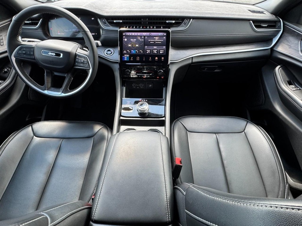 Jeep Grand Cherokee L Vehicle Full-screen Gallery Image 13