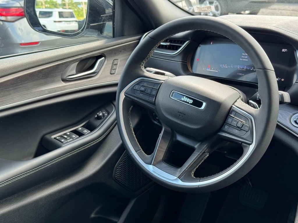 Jeep Grand Cherokee L Vehicle Full-screen Gallery Image 14