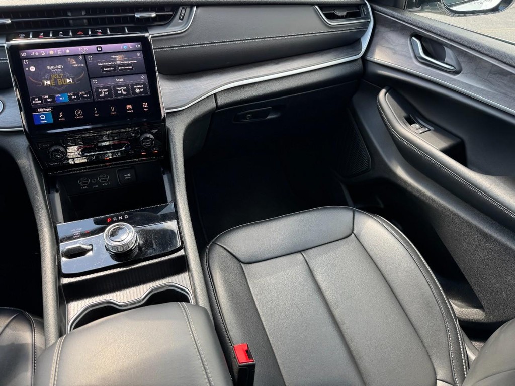 Jeep Grand Cherokee L Vehicle Full-screen Gallery Image 17