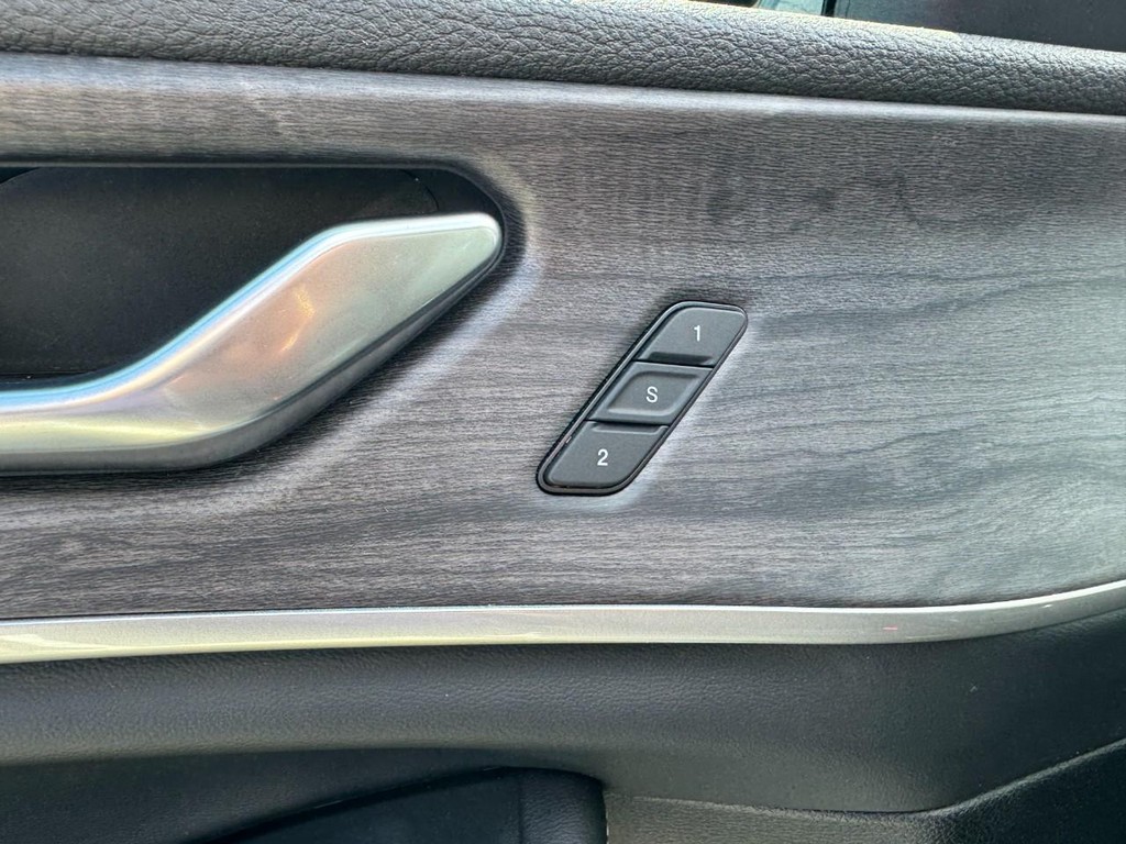 Jeep Grand Cherokee L Vehicle Full-screen Gallery Image 18