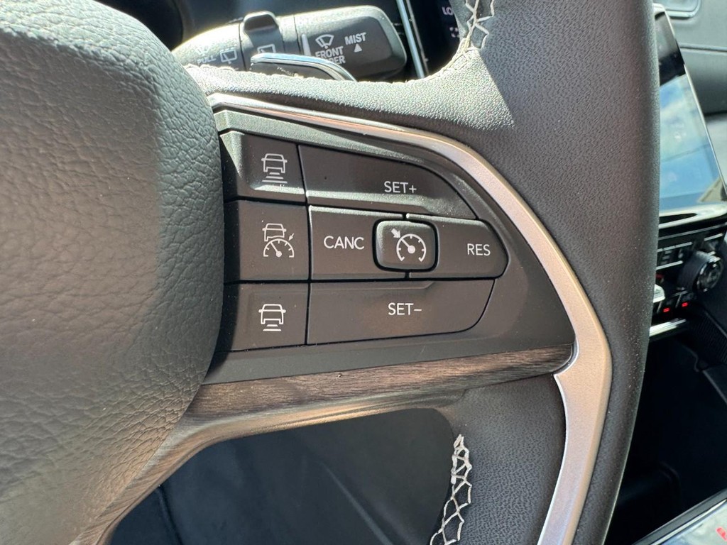 Jeep Grand Cherokee L Vehicle Full-screen Gallery Image 20