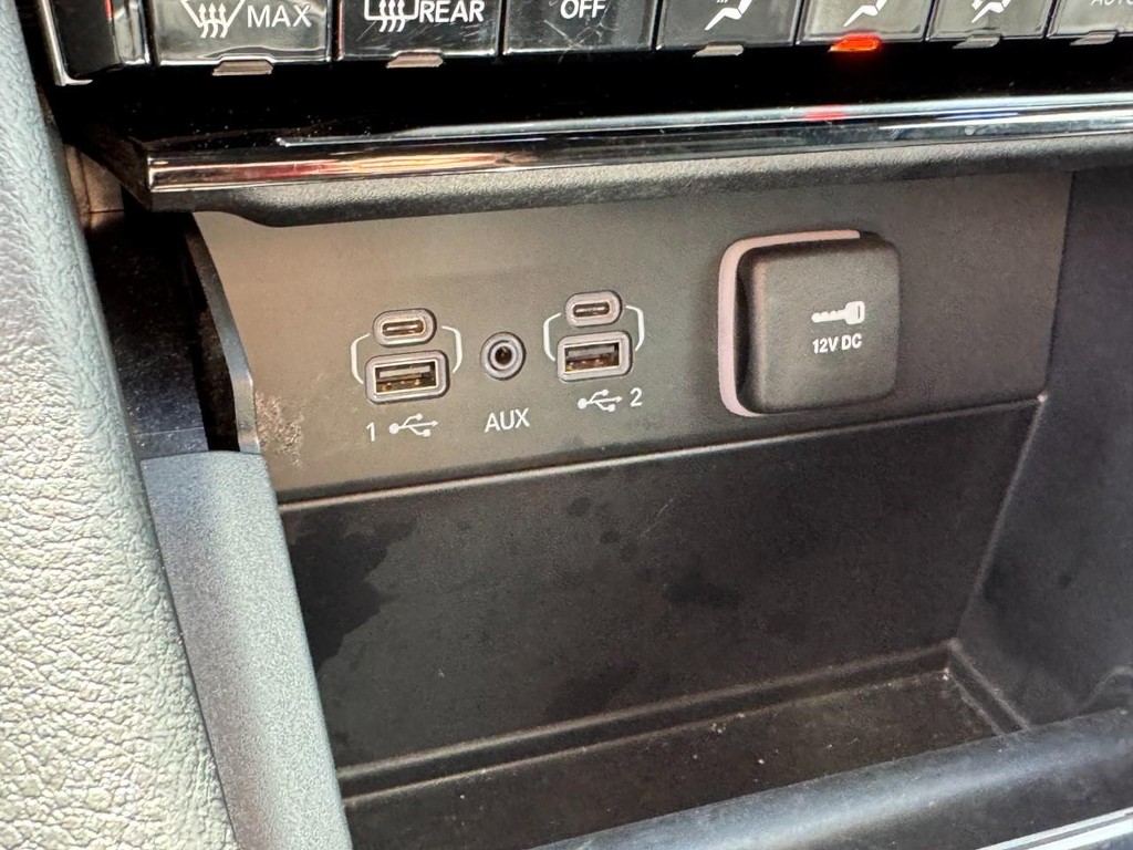 Jeep Grand Cherokee L Vehicle Full-screen Gallery Image 23