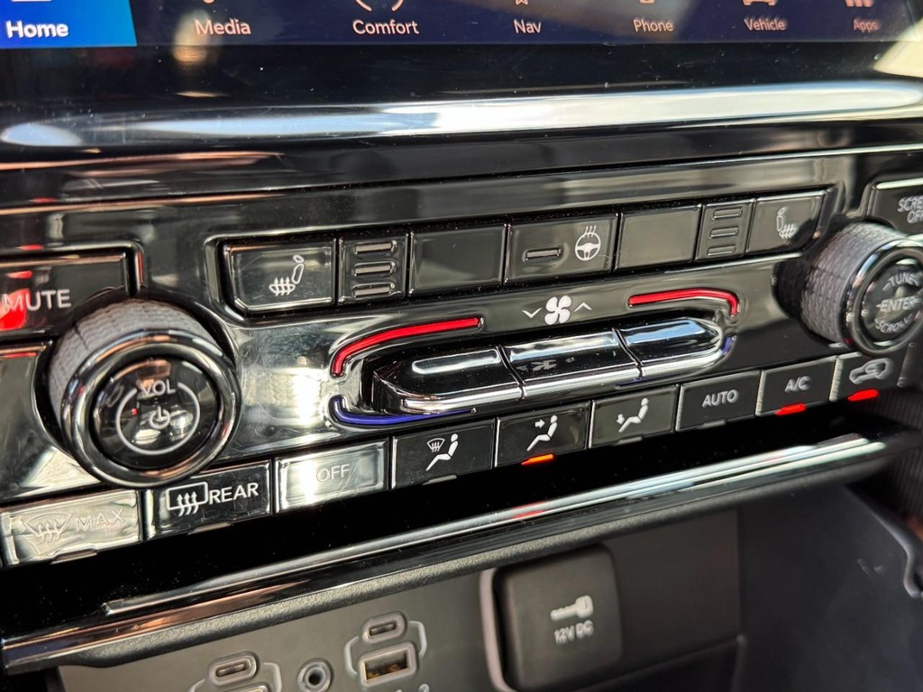 Jeep Grand Cherokee L Vehicle Full-screen Gallery Image 24