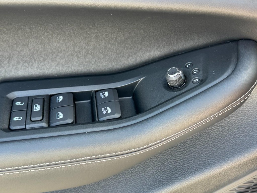 Jeep Grand Cherokee L Vehicle Full-screen Gallery Image 27