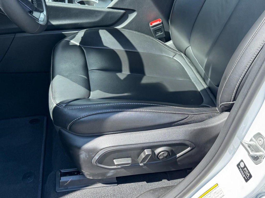 Jeep Grand Cherokee L Vehicle Full-screen Gallery Image 28