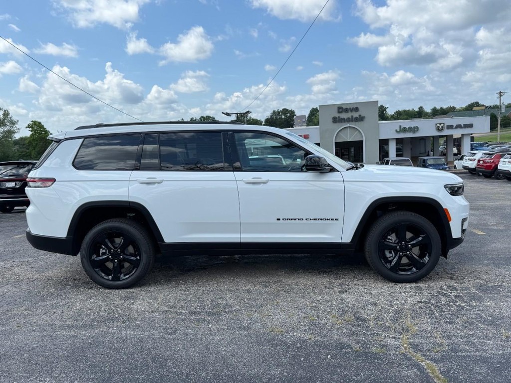Jeep Grand Cherokee L Vehicle Full-screen Gallery Image 02