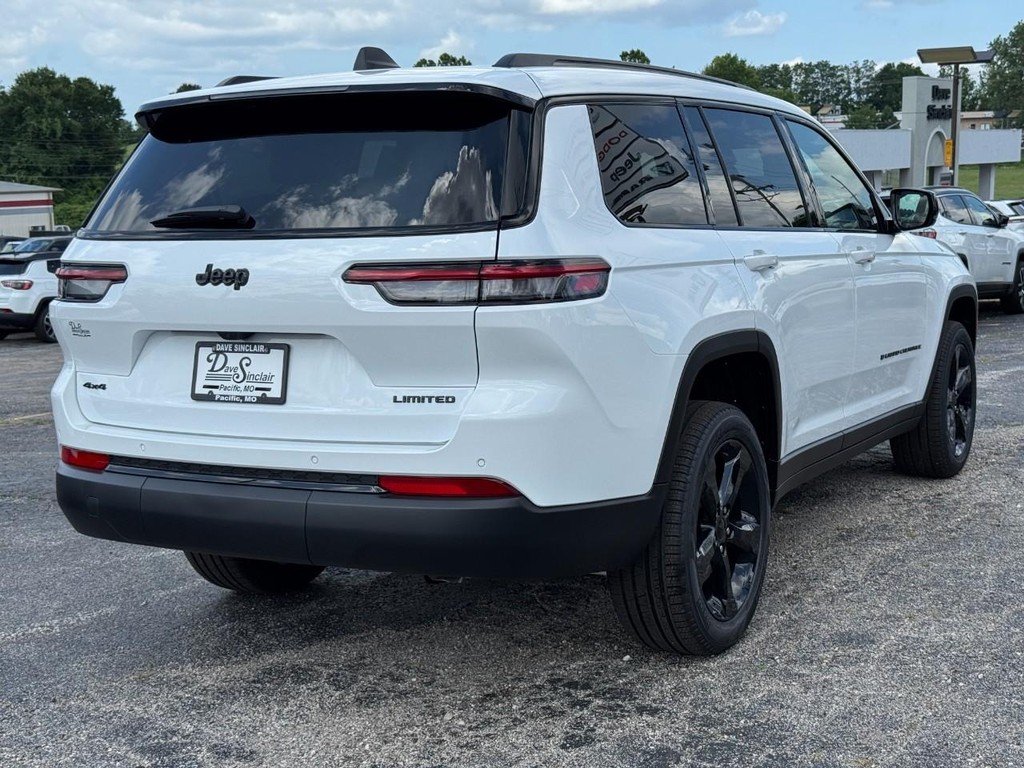 Jeep Grand Cherokee L Vehicle Full-screen Gallery Image 03