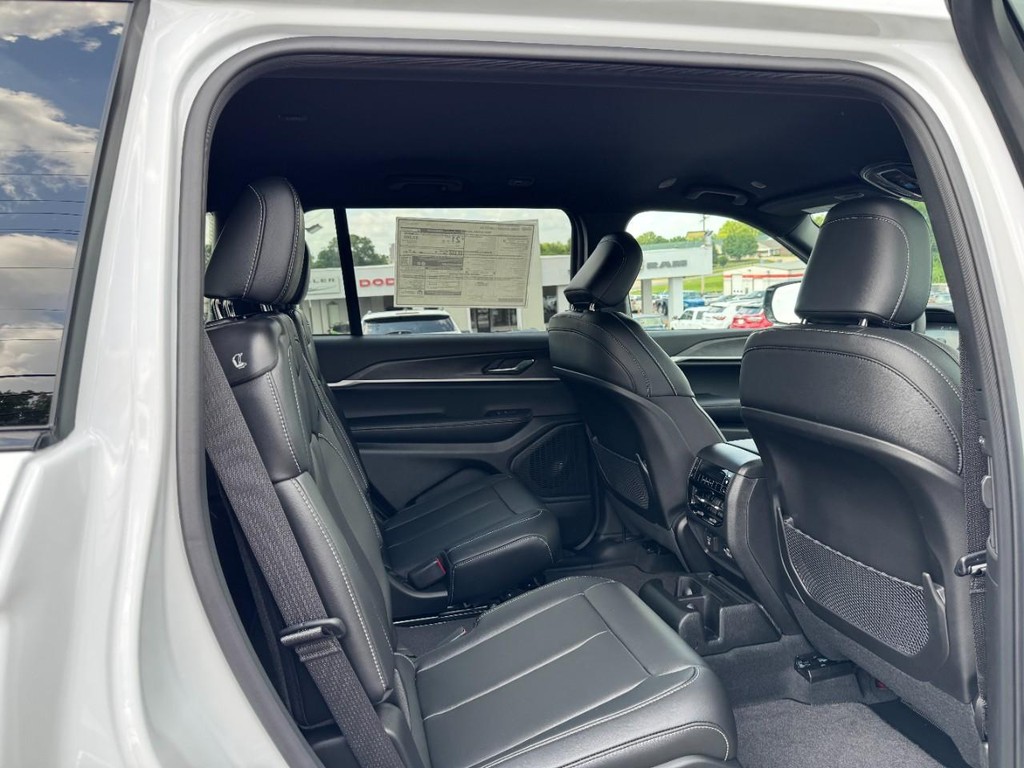 Jeep Grand Cherokee L Vehicle Full-screen Gallery Image 05