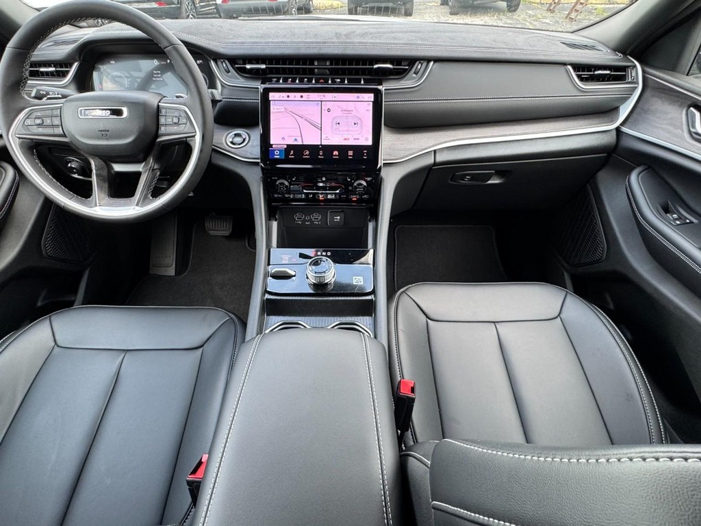 Jeep Grand Cherokee L Vehicle Full-screen Gallery Image 07