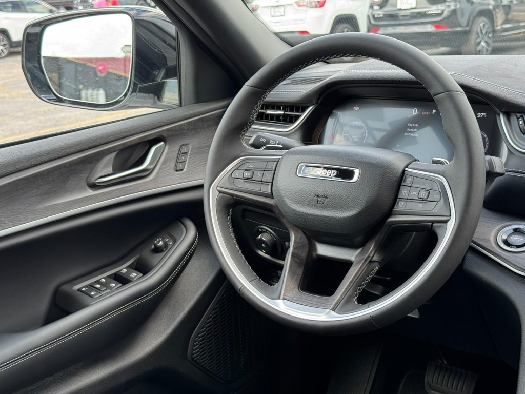 Jeep Grand Cherokee L Vehicle Full-screen Gallery Image 08