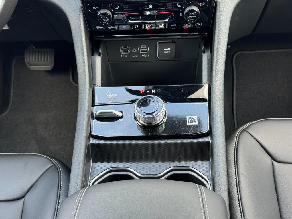 Jeep Grand Cherokee L Vehicle Full-screen Gallery Image 10