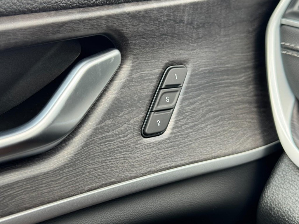 Jeep Grand Cherokee L Vehicle Full-screen Gallery Image 11