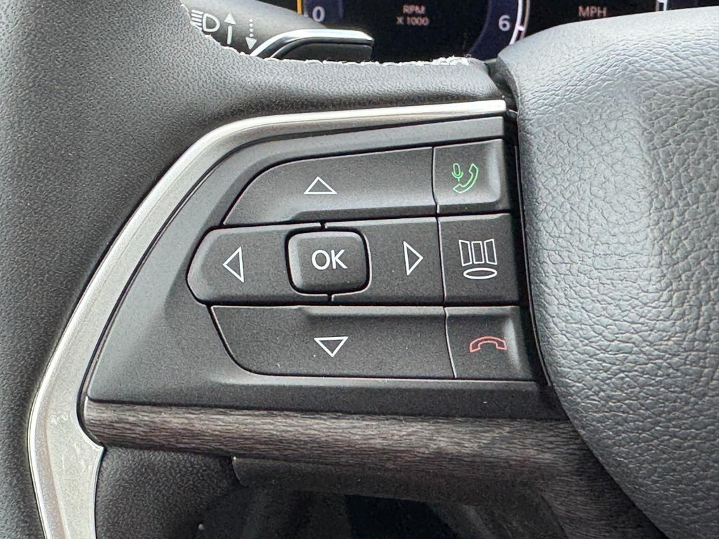 Jeep Grand Cherokee L Vehicle Full-screen Gallery Image 12