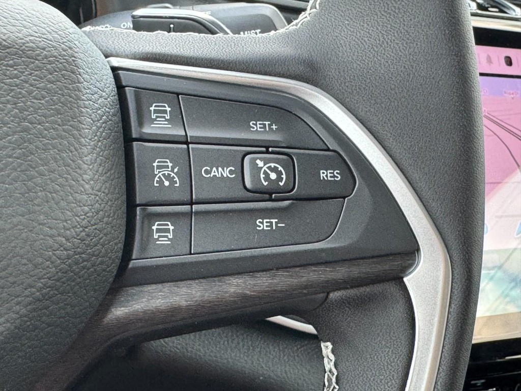 Jeep Grand Cherokee L Vehicle Full-screen Gallery Image 13