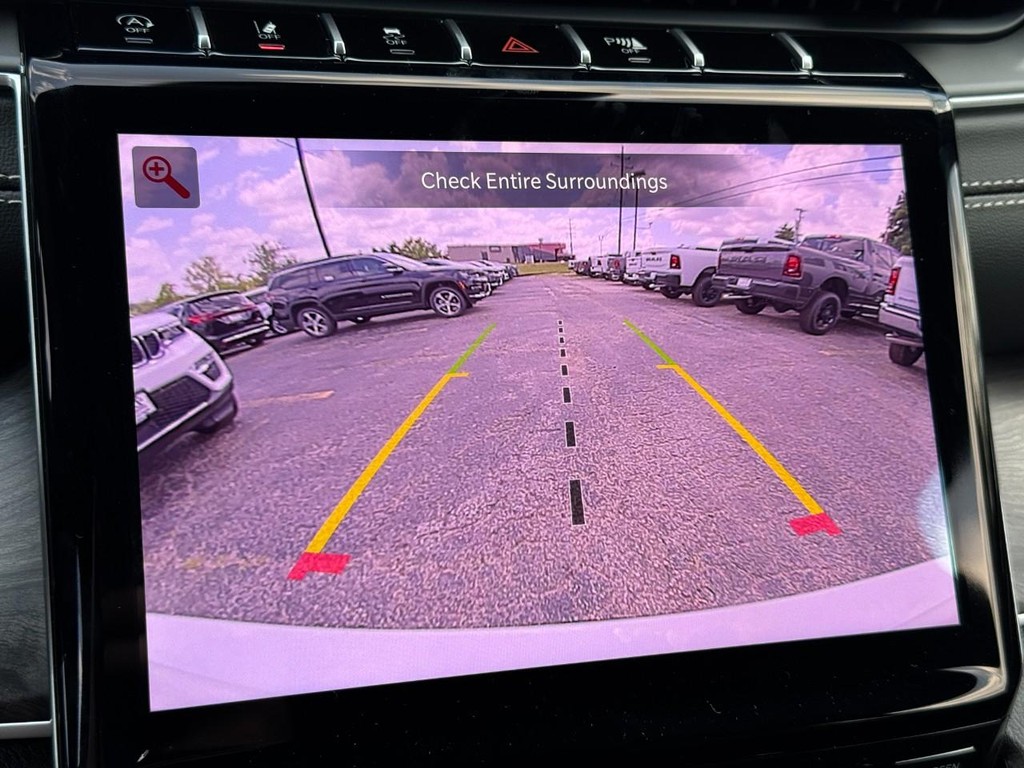 Jeep Grand Cherokee L Vehicle Full-screen Gallery Image 17