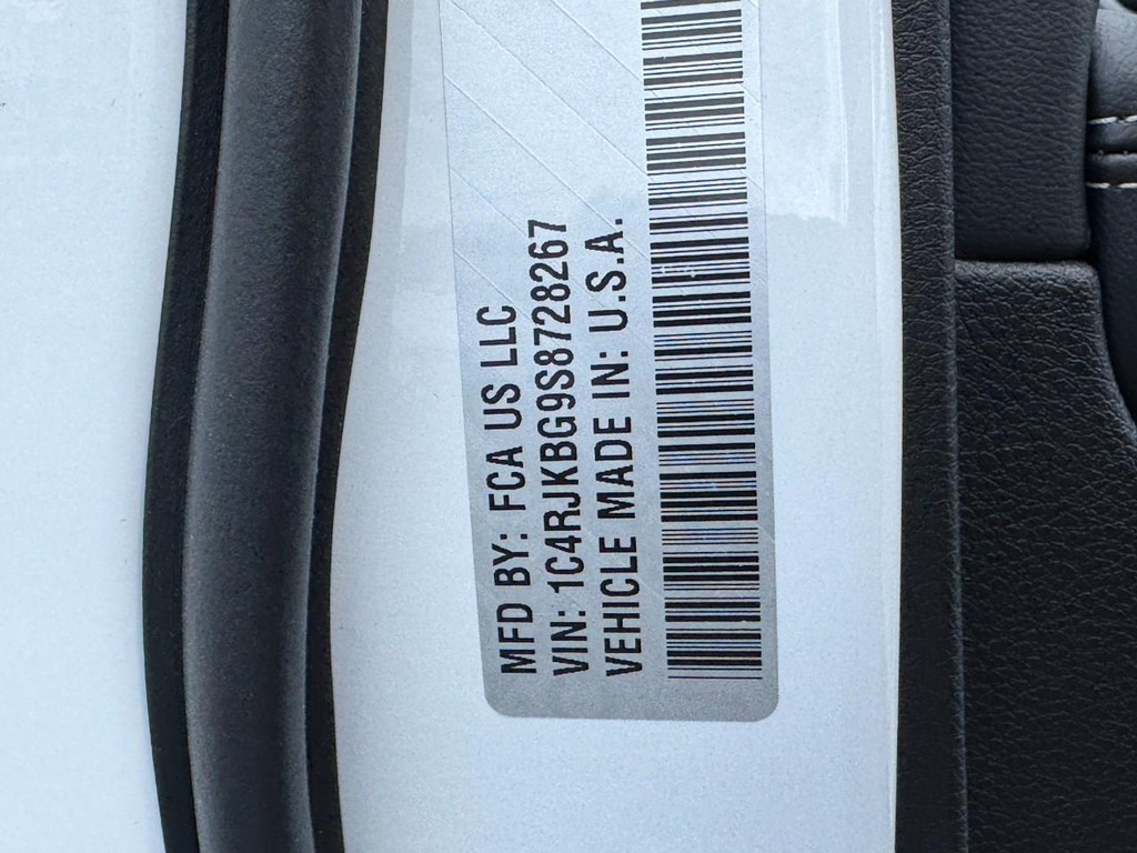 Jeep Grand Cherokee L Vehicle Full-screen Gallery Image 19