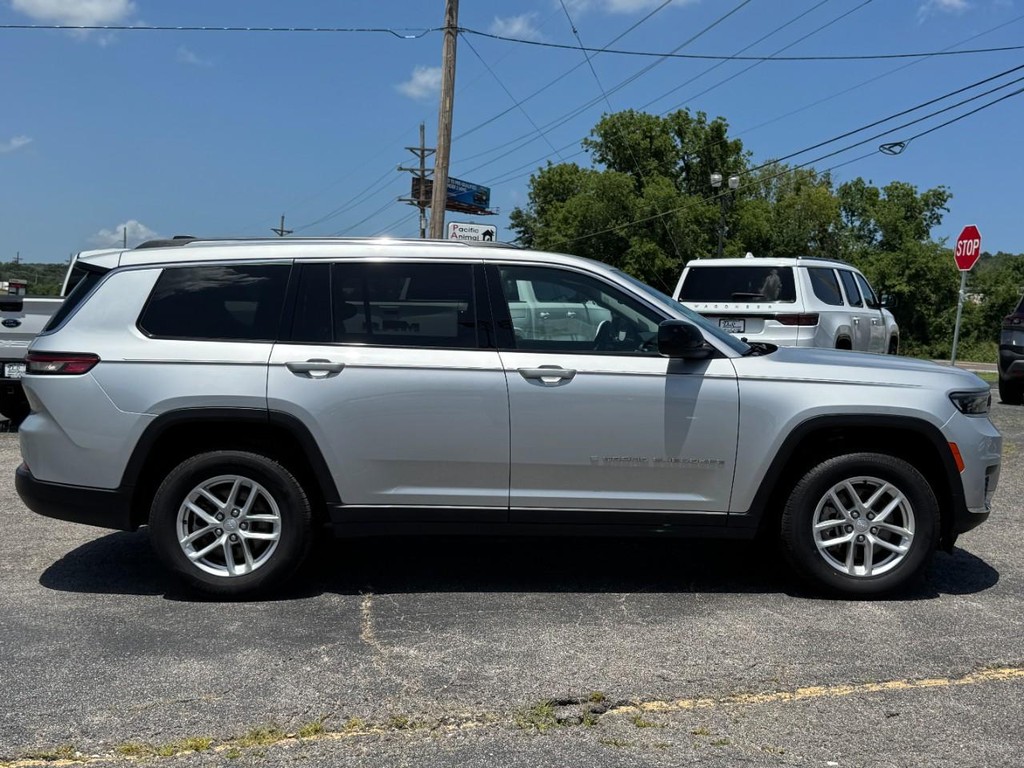 Jeep Grand Cherokee L Vehicle Full-screen Gallery Image 02