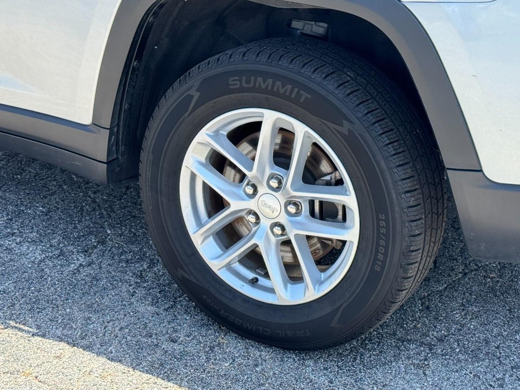 Jeep Grand Cherokee L Vehicle Full-screen Gallery Image 05