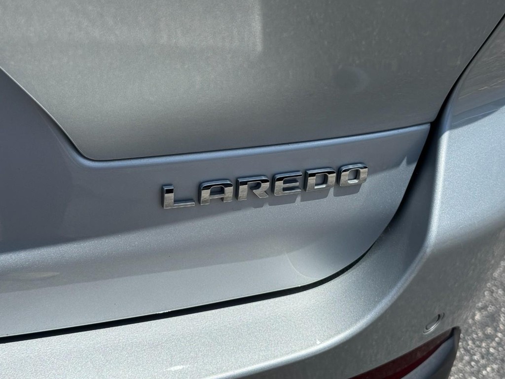 Jeep Grand Cherokee L Vehicle Full-screen Gallery Image 08