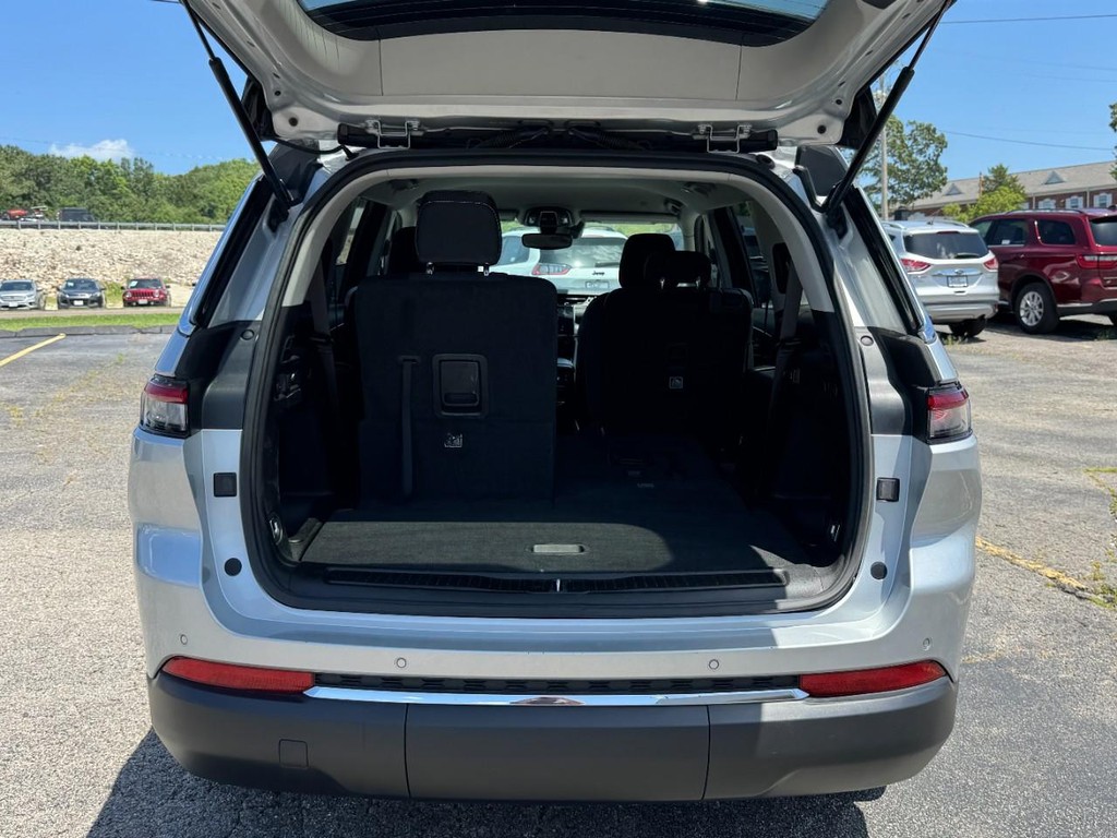 Jeep Grand Cherokee L Vehicle Full-screen Gallery Image 10