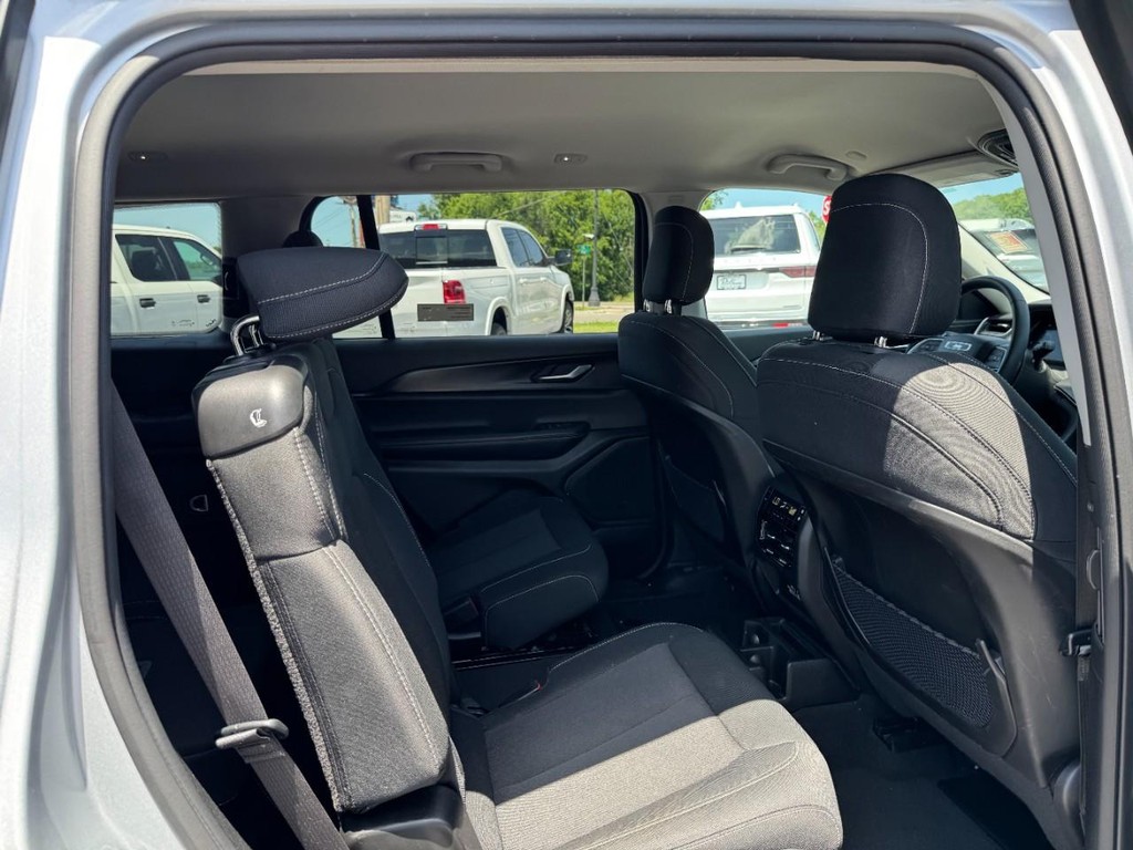 Jeep Grand Cherokee L Vehicle Full-screen Gallery Image 12