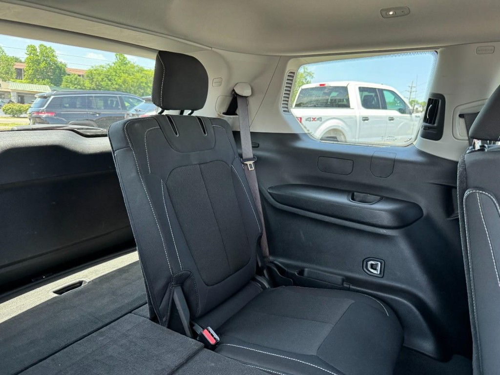 Jeep Grand Cherokee L Vehicle Full-screen Gallery Image 13