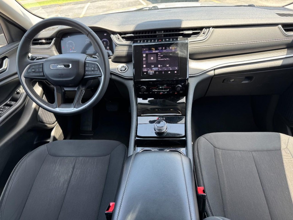 Jeep Grand Cherokee L Vehicle Full-screen Gallery Image 14