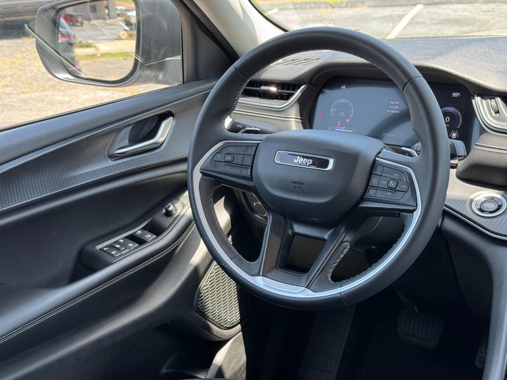 Jeep Grand Cherokee L Vehicle Full-screen Gallery Image 15