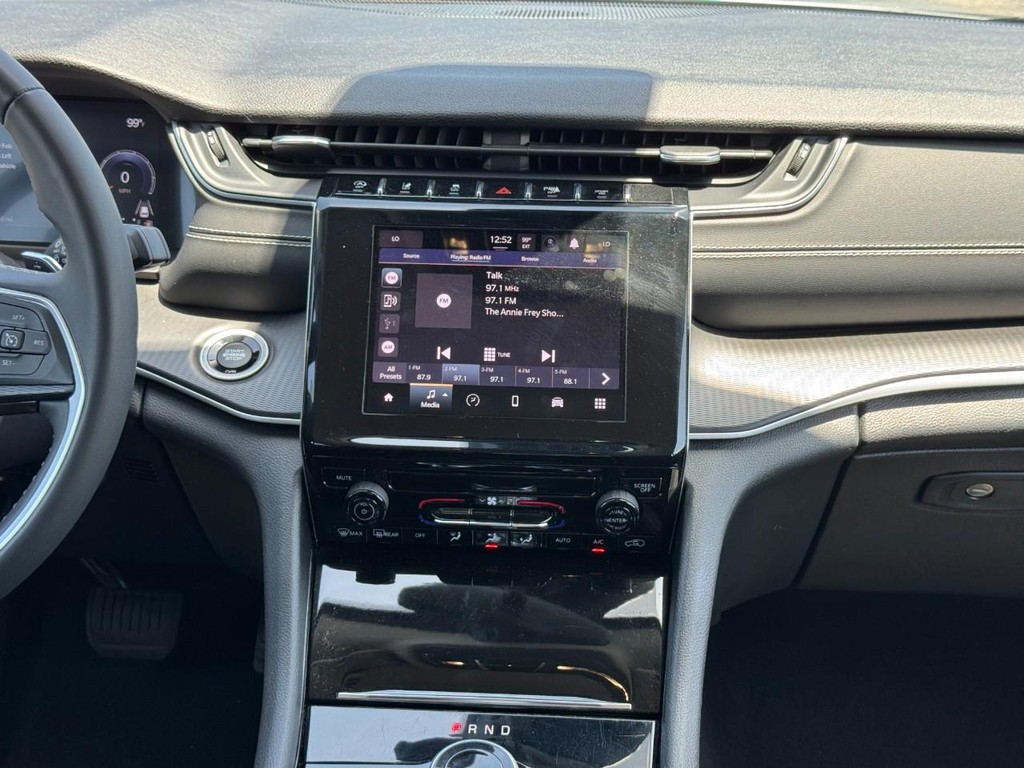 Jeep Grand Cherokee L Vehicle Full-screen Gallery Image 16