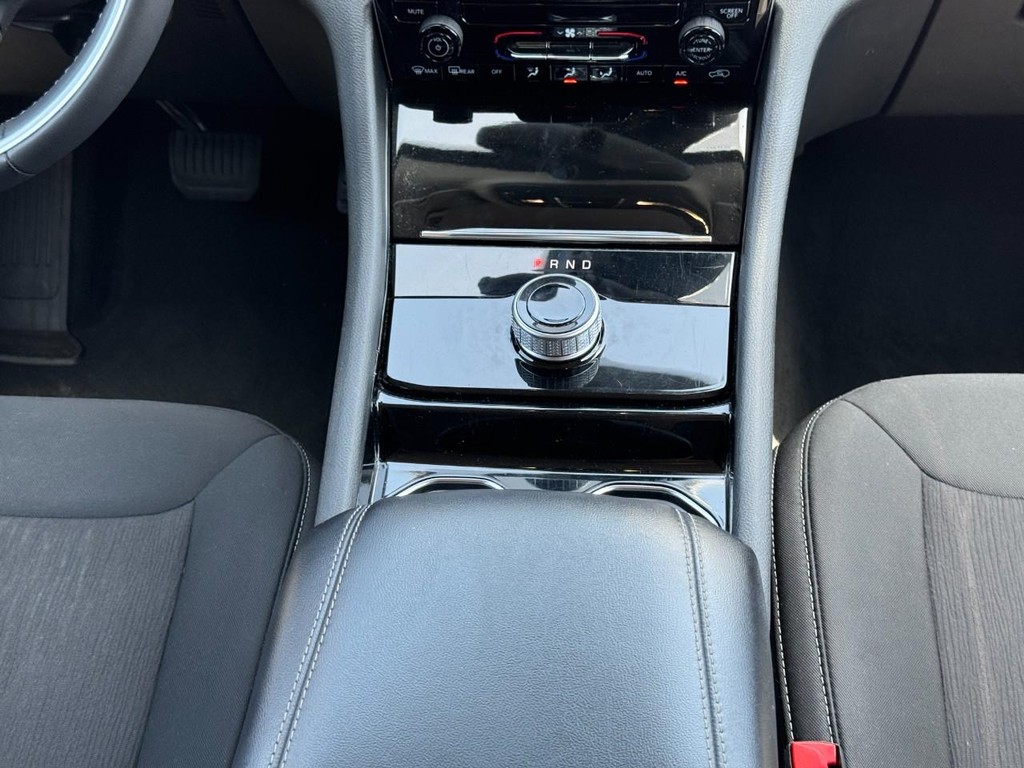 Jeep Grand Cherokee L Vehicle Full-screen Gallery Image 17