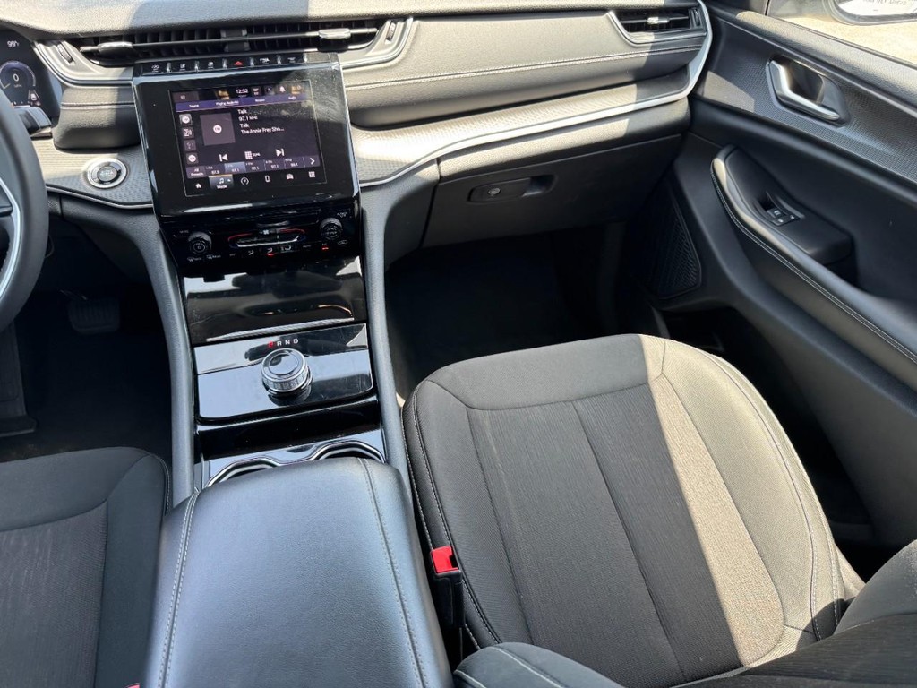 Jeep Grand Cherokee L Vehicle Full-screen Gallery Image 18