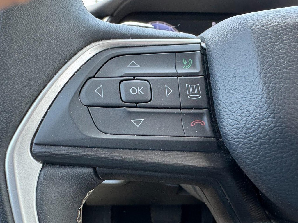 Jeep Grand Cherokee L Vehicle Full-screen Gallery Image 19