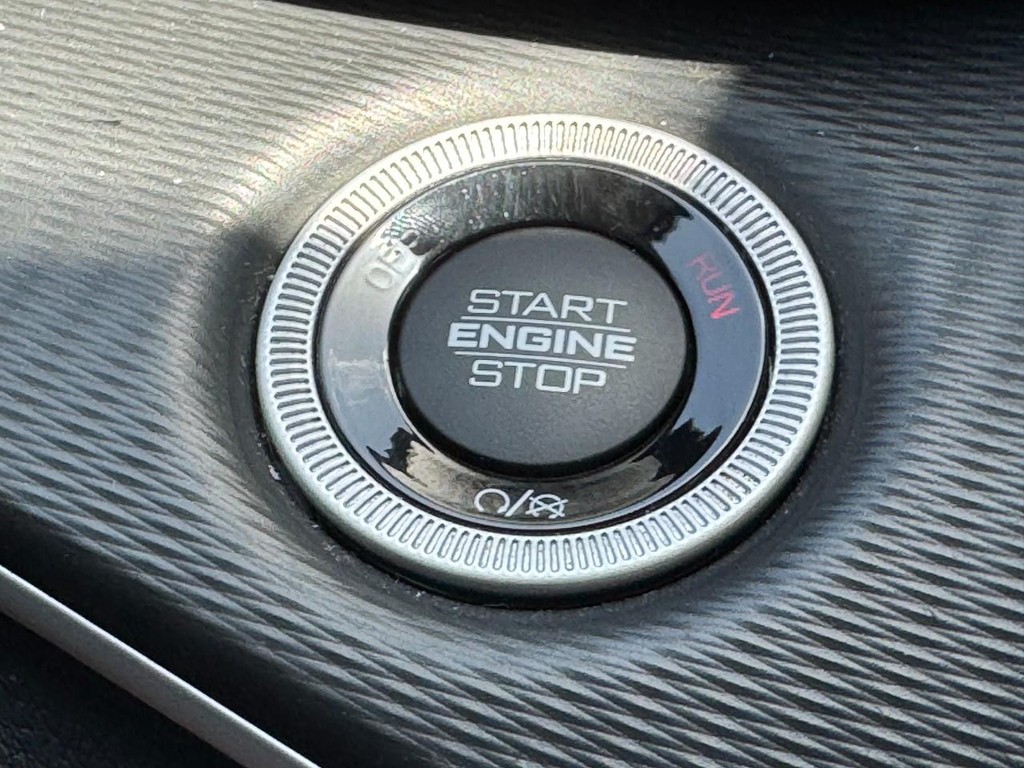 Jeep Grand Cherokee L Vehicle Full-screen Gallery Image 24