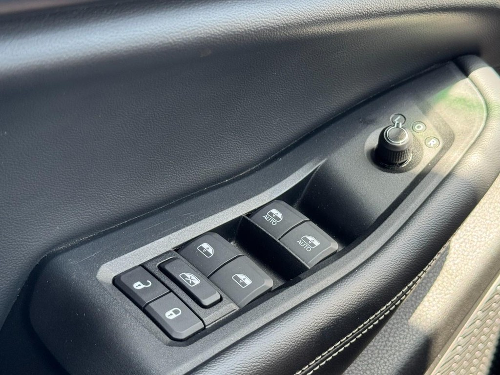 Jeep Grand Cherokee L Vehicle Full-screen Gallery Image 25