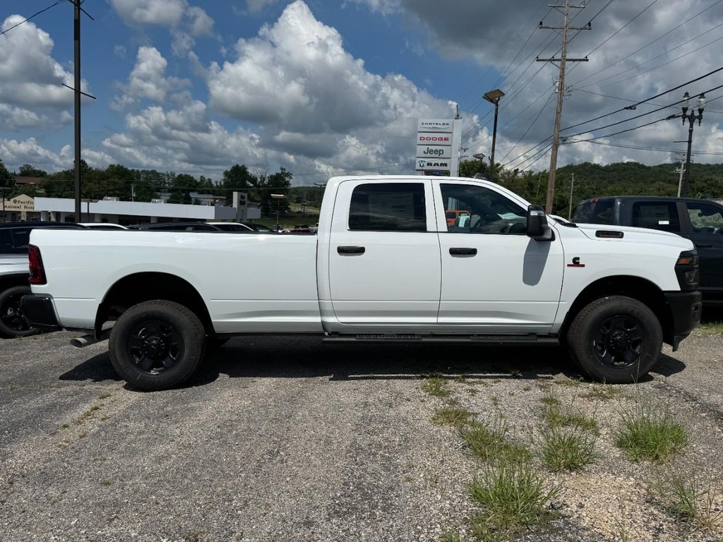 Ram 3500 Vehicle Full-screen Gallery Image 02
