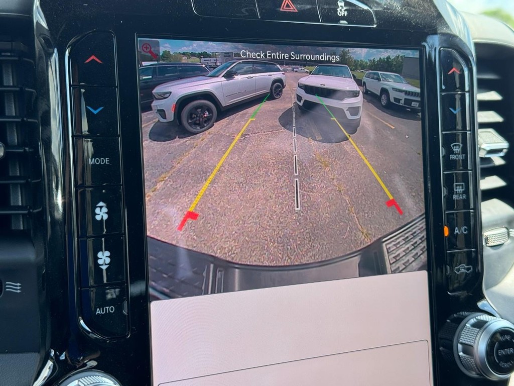 Ram 3500 Vehicle Full-screen Gallery Image 15