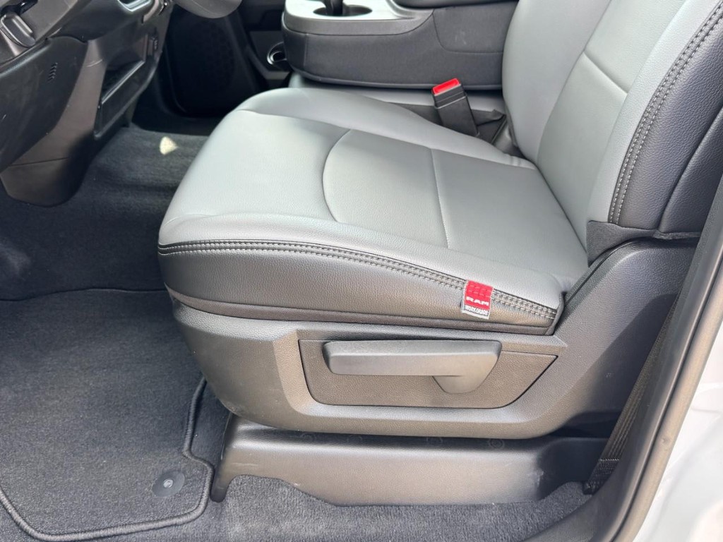 Ram 3500 Vehicle Full-screen Gallery Image 16