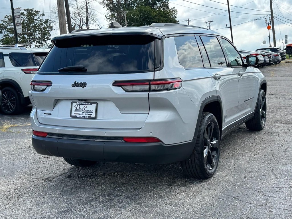Jeep Grand Cherokee L Vehicle Full-screen Gallery Image 03