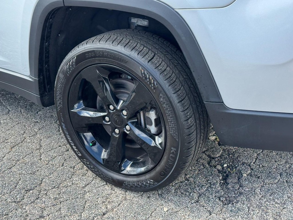 Jeep Grand Cherokee L Vehicle Full-screen Gallery Image 05