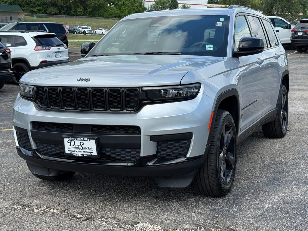 Jeep Grand Cherokee L Vehicle Full-screen Gallery Image 06