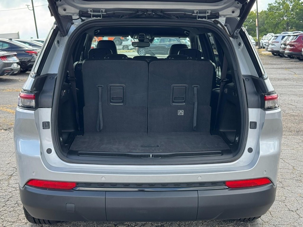 Jeep Grand Cherokee L Vehicle Full-screen Gallery Image 08