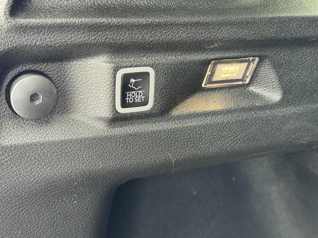 Jeep Grand Cherokee L Vehicle Full-screen Gallery Image 09