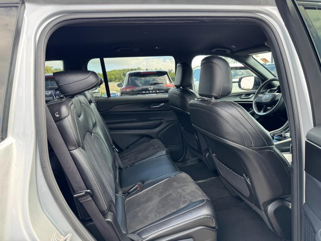 Jeep Grand Cherokee L Vehicle Full-screen Gallery Image 11